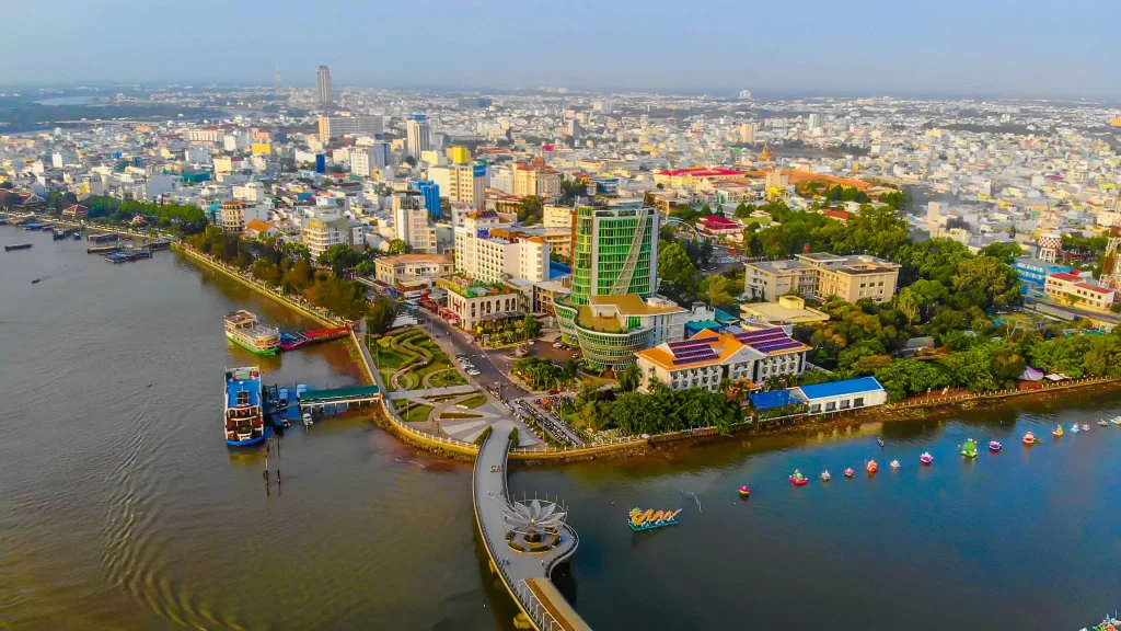 Ghé thăm Bến Ninh Kiều khi mua vé máy bay đi Cần Thơ - Biểu tượng văn hóa vùng sông nước