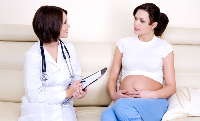 Phụ nữ mang thai nên đến gặp bác sĩ để nhận tư vấn trước khi đi máy bay